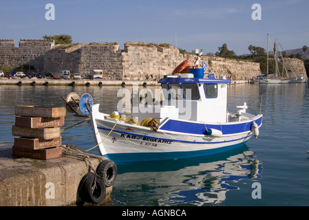 dh Hafen KOS Stadt Griechenland KOS Fischerboot im Hafen Burg von Neratzia Ritter des Johanniterordens Stockfoto