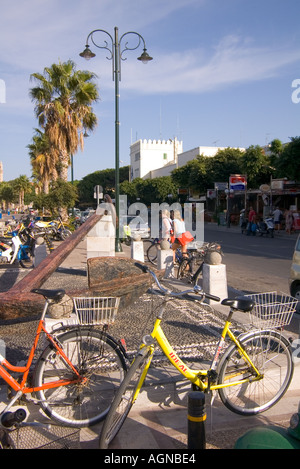 dh KOS Stadt Griechenland KOS parken Fahrräder und zwei Mädchen Radfahrer Hafen Promenade Touristenstraße Stockfoto