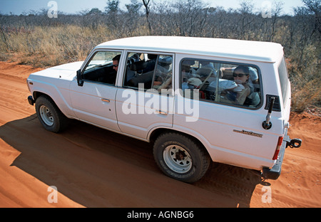 Einmal quer durch den sandigen Pisten des Waterberg Plateaus in einer 4 x 4 Landcruiser Safari Namibia Südliches Afrika Stockfoto