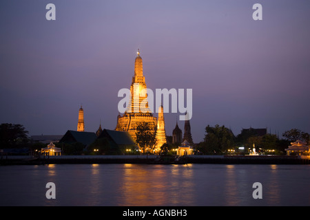 Blick über den Fluss Menam Chao Phraya, Wat Arun Tempel der Morgenröte bei Nacht Bangkok Thailand Stockfoto