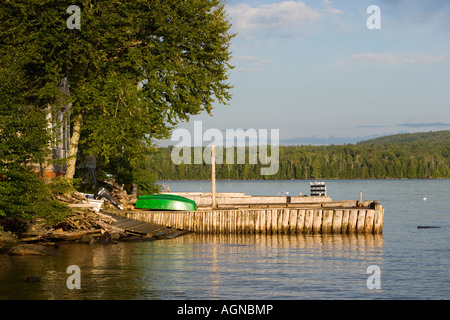 Ein Boot auf dem Dock von eines der wenigen Camps am Brassua See in Maine s Northern Forest Stockfoto