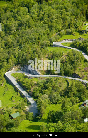 Kurvenreiche Straße auf dem Hügel über Geiranger Norwegen Stockfoto