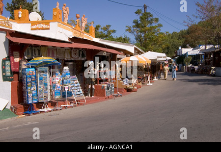 dh Zia ASFENDIOU Griechenland KOS Frauen Touristen paar zu Fuß auf der Souvenir Shop Straße Zia Stockfoto
