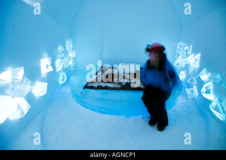 Eine Person in einem Zimmer in das Ice Hotel Jukkasjarvi Schweden Stockfoto