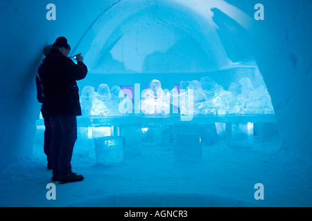 Eis-Skulptur des letzten Abendmahls in einem Hotelzimmer im schwedischen Ice Hotel Jukkasjarvi Stockfoto