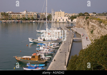 dh Hafen KOS Stadt Griechenland KOS Hafen Blick vom Schloss von Neratzia Johanniter Zinnen Stockfoto