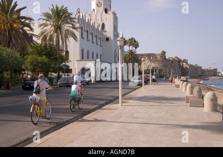 dh Opti Miaouli Griechische Insel KOS STADT GRIECHENLAND KOS Touristen Reiten auf Rädern Familie Fahrräder Urlaub Fahrrad Radfahren Mittelmeer Stockfoto