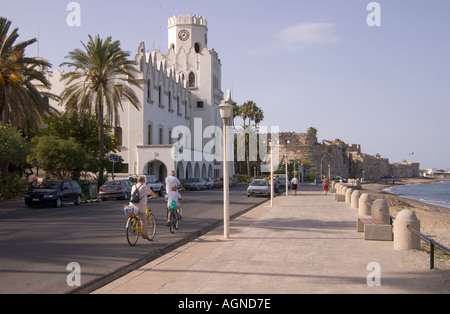 dh KOS Stadt Griechenland KOS touristischen Fahrrad fahren entlang Akti Miaouli Zyklen Familienurlaub Fahrrad Stockfoto