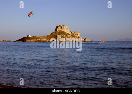 dh Kastri Insel KASTRI Insel Griechenland KOS Para Gleiter Boot und Fallschirm Kloster Ayios Antonis Kamari Bucht Stockfoto