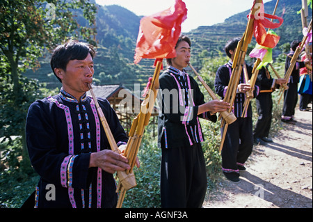 Ethnischen Minderheit Miao spielen Bambus Instrumente Lusheng auf Weg nach Pojiao Dorf der Provinz Guizhou, China Stockfoto