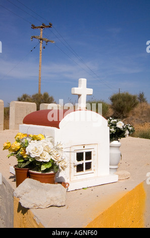 dh Mastichari Bereich MASTICHARI Umgebung Griechenland KOS Road Seite traditionellen religiösen Schrein mit Topfblumen Stockfoto