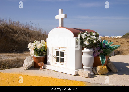 dh Mastichari Bereich MASTICHARI Umgebung Griechenland KOS Road Seite traditionellen religiösen Schrein mit Topfblumen Stockfoto