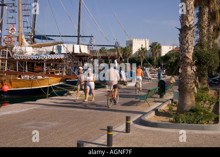 dh Hafen KOS Stadt Griechenland KOS Tourist Wandern Reiten Fahrräder entlang der Hafenpromenade Stockfoto