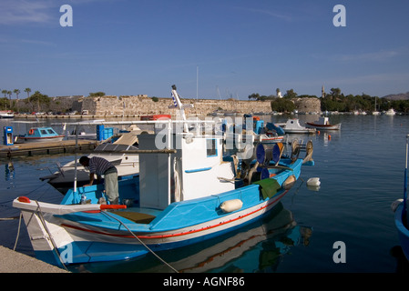 dh Hafen KOS Stadt Griechenland KOS Angelboote/Fischerboote im Hafen von Burg von Neratzia Ritter des Johanniterordens Stockfoto