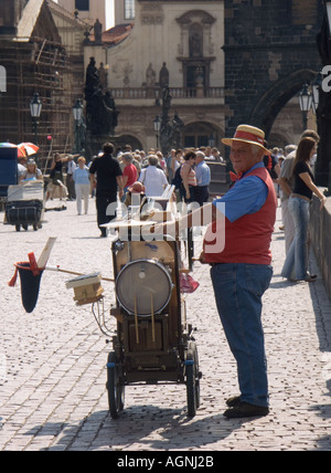 Drehorgel-ein-Mann-Band auf Charles Bridge Prag Stockfoto