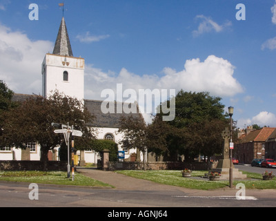 Gifford-Dorf in East Lothian Schottland in der Nähe von Edinburgh Kirche und Krieg Gedenkkreuz Stockfoto