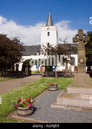 Gifford-Dorf in East Lothian Schottland in der Nähe von Edinburgh Kirche und Krieg Gedenkkreuz Stockfoto