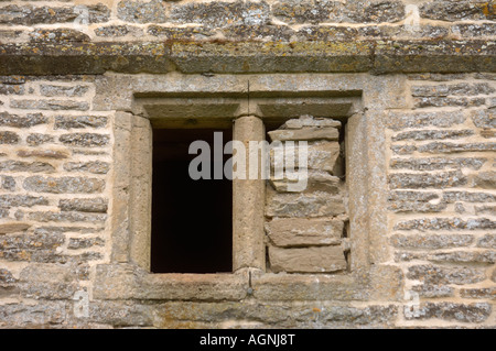 EIN GROB BLOCKIERTEN STEIN MULLION FENSTER AUF DEN TAUBENSCHLAG BEI NAUNTON GLOUCESTERSHIRE ERRICHTET UM 1600 Stockfoto