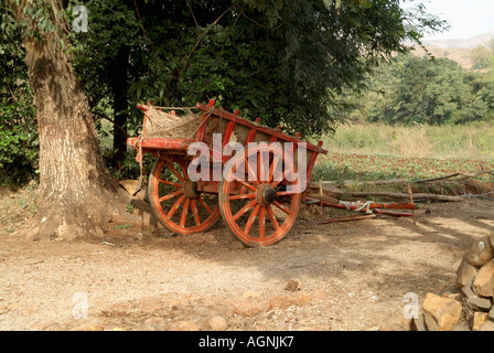 Warenkorb. Ländliche Agrucultrists in Indien ist hiermit für den lokalen Transport. Maharasthra, Indien Stockfoto