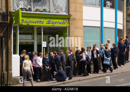 Gymnasiasten in die Warteschlange für Deli Sandwich in Mittagspause statt Schule Essen Hawick schottischen Grenzen UK Stockfoto