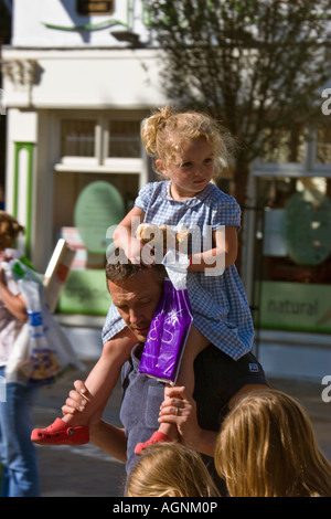 Junges Mädchen auf Väter Schultern Kingston upon Thames, Surrey Stockfoto