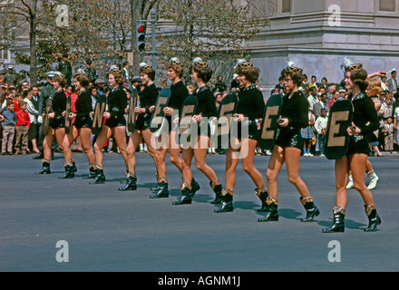 Mädchen in Hotpants buchstabieren Tennessee bei einer Parade Washington DC 1963 Stockfoto