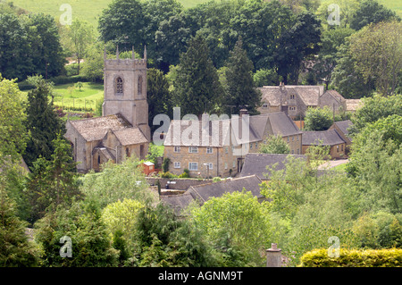 DAS DORF NAUNTON MIT STR. ANDREWS KIRCHE GLOUCESTERSHIRE UK Stockfoto