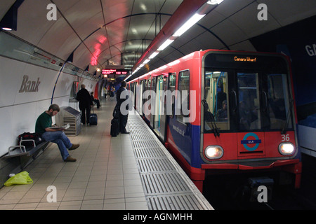 Docklands Light Railway an Bank u-Bahnstation London Stockfoto