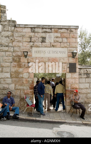 Israel Jerusalem den Eingang zum Garten Gethsemane auf dem Gelände der Basilika von der Agonie Kirche aller Nationen Stockfoto