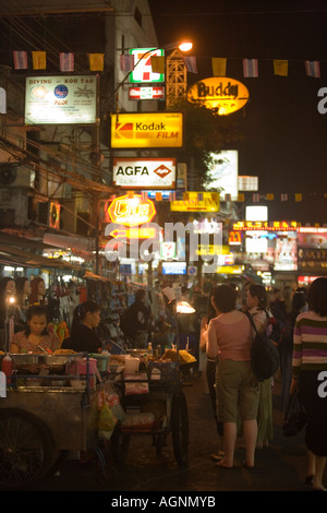 Blick entlang Th Khao San Road in der Nacht Banglamphu Bangkok Thailand Stockfoto