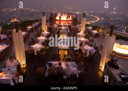 Blick über Openair Bar Sirocco Sky Bar und Bangkok am Abend State Tower 247 m The Dome Bangkok Thailand Stockfoto