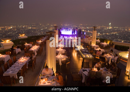 Blick über Openair Bar Sirocco Sky Bar und Bangkok am Abend State Tower 247 m The Dome Bangkok Thailand Stockfoto
