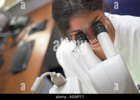 Mikroskop im Labor durch eine Wissenschaftlerin verwendet wird Stockfoto