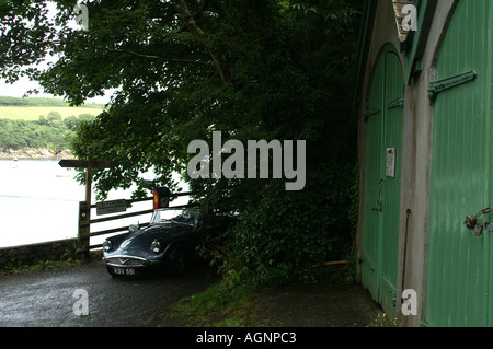 SP250 Daimler Dart vor Bootshäuser Gillan St Anthony in Meneage Cornwall England Großbritannien Europa Stockfoto