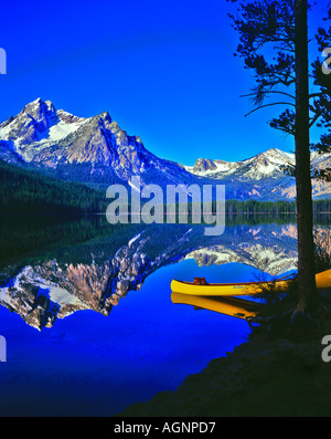 Stanley Lake Idaho und Mount McGowan mit gestrandeten gelb Kanu in der Sawtooth National Recreation Area Stockfoto