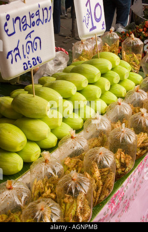 Thai-Food angeboten am Suan Chatuchak Weekend Market Bangkok Thailand Stockfoto