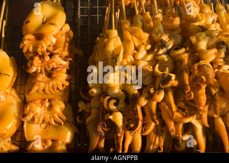 Gegrillter Tintenfisch Thai-Food angeboten am Suan Chatuchak Weekend Market Bangkok Thailand Stockfoto