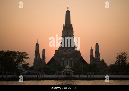 Blick über den Fluss Menam Chao Phraya, Wat Arun Tempel von Dawn Bangkok Thailand Stockfoto