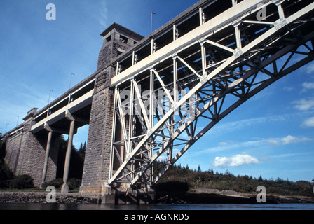 Niedrigen Winkel Ansicht von Mitte Fluss Telford die Menai Bridge Bangor Anglesey Stockfoto