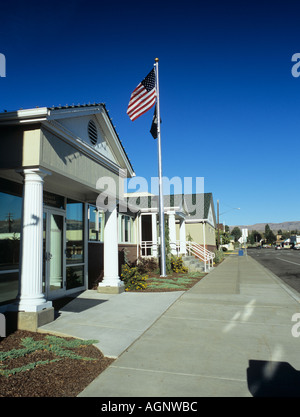 CHELAN CITY HALL und die "Stars And Stripes" Flagge in Johnson Avenue in der Stadt Zentrum Chelan "Washington State" USA Stockfoto