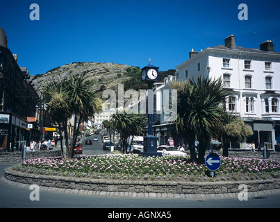 Blick entlang der oberen MOSTYN STREET in Richtung der Great Orme Llandudno Conwy Nordwales UK Stockfoto