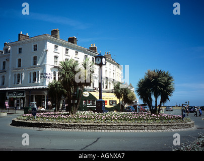 Verkehrsinsel und CLOCK auf Mostyn Straße in der geschäftigen und eleganten viktorianischen Küstenstadt Llandudno Conwy North Wales UK Stockfoto