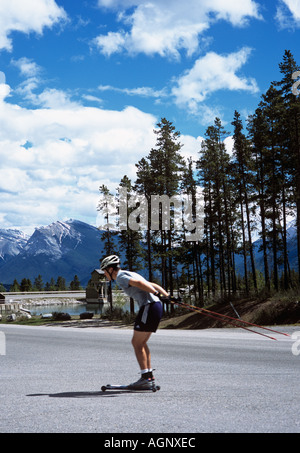ROLLER-SKI-TRAINING im Sommer Canmore Alberta Kanada Stockfoto