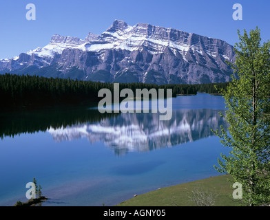 ZWEI JACK LAKE mit MOUNT RUNDLE S verschneiten Gipfel spiegeln sich in ruhigem Wasser in Banff "Nationalpark" Alberta Kanada Stockfoto