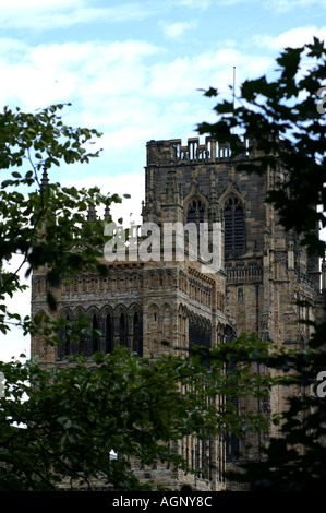 Die Westfassade durch die Bäume Durham Kathedrale England Großbritannien Großbritannien Großbritannien GB Europa Stockfoto