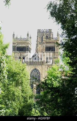 Die Westfassade durch die Bäume Durham Kathedrale England Großbritannien Großbritannien Großbritannien GB Europa Stockfoto