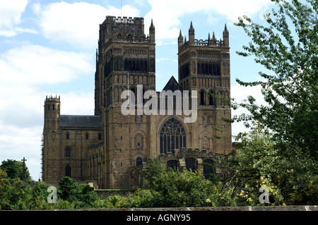 Die Westfassade durch die Bäume Durham Kathedrale England Großbritannien Großbritannien Großbritannien GB Europa Stockfoto