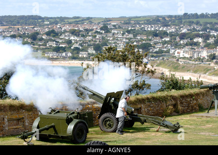 Mittag-Pistole feuern auf Pendennis Castle in Falmouth in Cornwall England UK Stockfoto