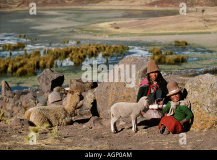 Peru, Titicaca-See, Tequile Insel, indische Tochter mit Mutter füttert Lamm Stockfoto