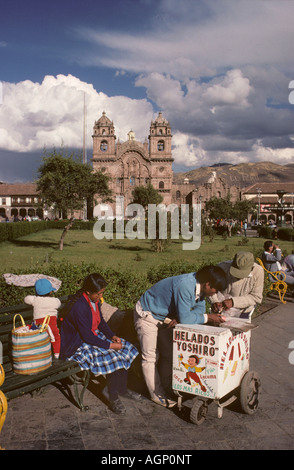 Peru Cusco indischen Mann verkaufte Eis vor Kathedrale Stockfoto